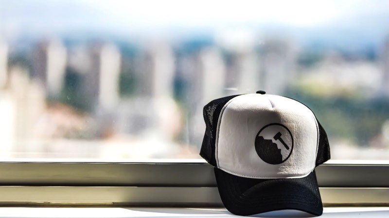Boné O Empreiteiro com vista urbana